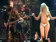 Няколко взаимно мастурбира до оргазъм в обществен плаж