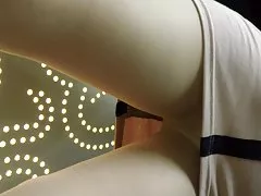 Продупчени азиатски момиче отнема два