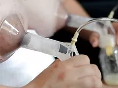 Asain с дълги нокти дава свирка в коридора