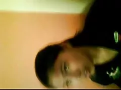 Maid получава възбудена докато почистване и чука шефа