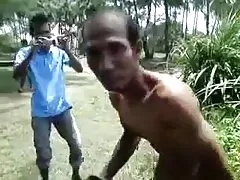 Задника трафик пясъчна брюнетка получава си задника трамбована