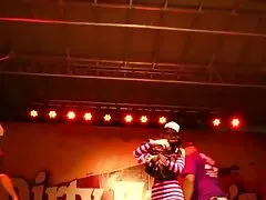 Красавеца брюнетка маце mai hanano приготвяне навън и винт