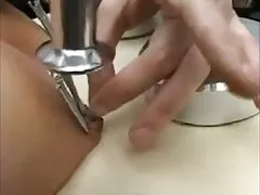 Кендра похот и Аби кръст в къща седящи тройка