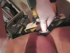 Busty зрели блондинка cutie пай и пръст помежду си на дивана