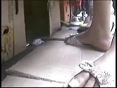 Приятелки, блондинка маце носи играчки да играе