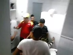 Busty блондинка съпруга споделя мъжа си с гореща pal