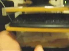 Сладък закръглена момиче masturbates в банята