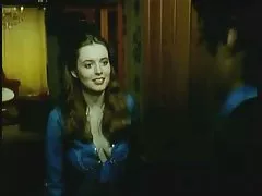 Азиатски в синьо сако и пола се прецака