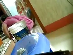 Смях! Какво прави той? китайски Дебелака едва засяга маце