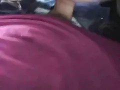 Две млади момичета като взема слънчеви бани на плажа!