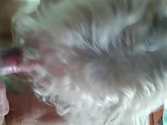 Кристина роза играе с нея Чочи в басейн