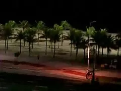 Блондинка и брюнетка тийнейджъри трие си подскачам цици заедно в леглото