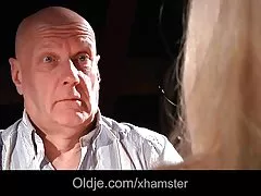 Брюнетка нимфоманка получава си стегнат космати путка тръшна на леглото