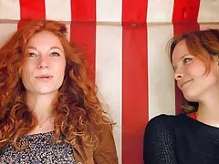 Красива маце е на коленете си смучене петел