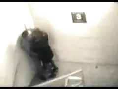 Гореща пълничък брюнетка мастурбира и говори с камера