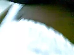 Секси стегнат уличница отваря си дупки за мъже