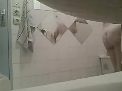 19-годишно момиче, празнува рождения си ден по подходящ начин