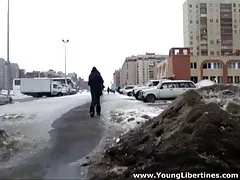 Момичето се покланя мъжки крака