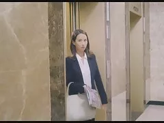 Бившата ми приятелка Надин тайно в банята, гледайки част 2