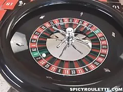 Прясно изправени тийнейджъри имат чувствен пръст Майната на дивана