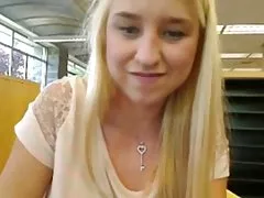 Блондинка обича дава handjobs