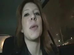 Секси брюнетка прецака извън