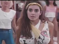 Дребничка Шарлийн Акира получава прецака