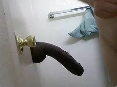 Прясно изправени брюнетка да hadle две пишки като професионалист