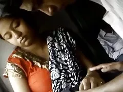 Тънък уличница cums на си дивана