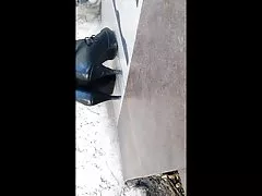 Еакулация blackhaired камериерки, споделяне на петел