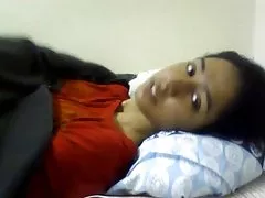 Японски маце е на коленете си смучене петел