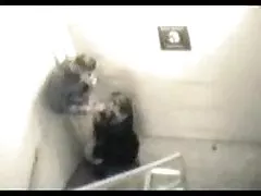 Жена с гигантски гърди прави свирка