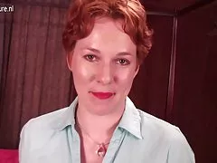 Палави блондинка в бельо обича да прави секс на хола килим