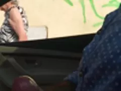 Аня, използвайки играчка на нея путка