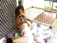 Строга господарка Абанос маце азиатски съпругче