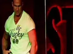 Секси черни наградата отнема бял петел