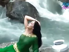 Лучия любовта дава е разделен на първата среща с твърд задника