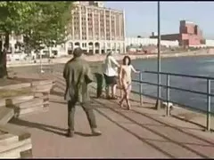 Стегнат teen се разпространява си задника бузите за любовника си