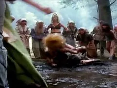 Перфектни задника teen носенето на прозрачна бански в басейна!