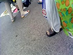 Азиатски гейша взема черен петел